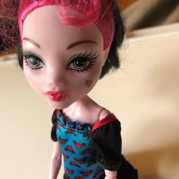 Monster High Doll 2008 Draculaura, comes with bat dress & shoes - Picture 2 of 10